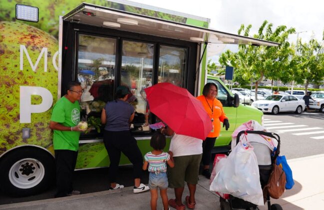 Photo: Mobile food pantry distribution with Hawaiʻi Foodbank