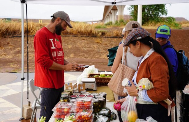 Photo: Farmer&rsquo;s market with ʻElepaio Social Services