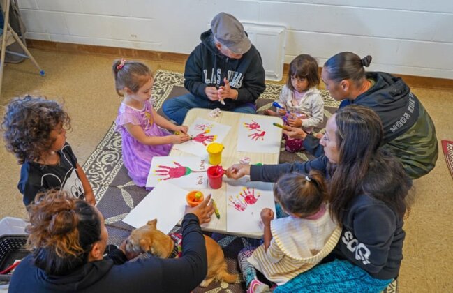 Photo: Parents and keiki finger painting